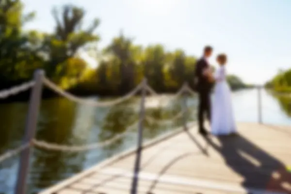 Gelukkige Bruid Bruidegom Huwelijksdag Riverside Ruimte Wazig Kopiëren — Stockfoto