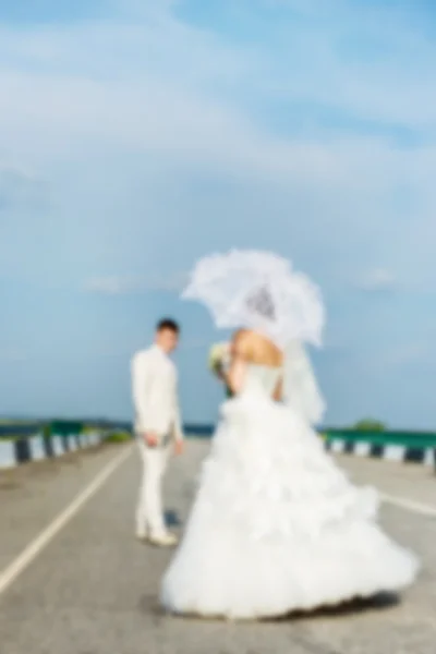 Novio Novia Con Paraguas Están Carretera Día Soleado Verano Borrosa —  Fotos de Stock