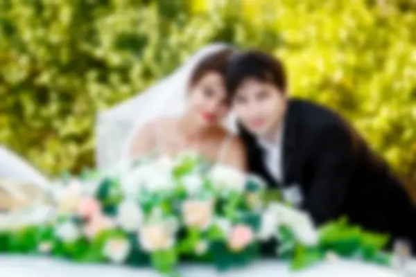 Glückliches Brautpaar Mit Einem Blumenstrauß Park Verschwommen — Stockfoto