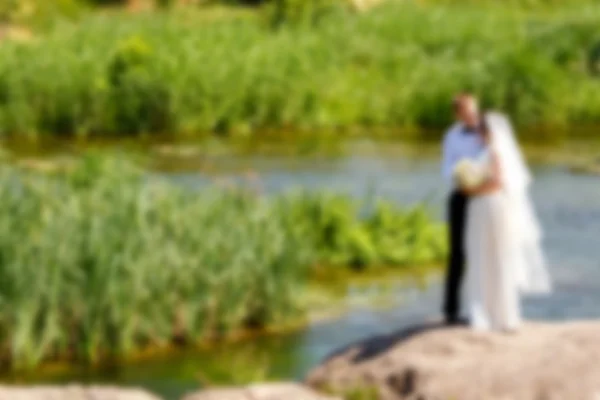 Gelukkige Bruid Bruidegom Huwelijksdag Riverside Ruimte Wazig Kopiëren — Stockfoto