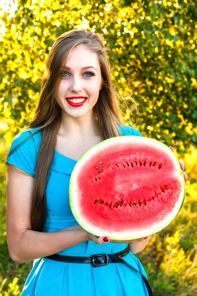 Gülümseyen genç kadın sulu karpuz yarısı holding — Stok fotoğraf