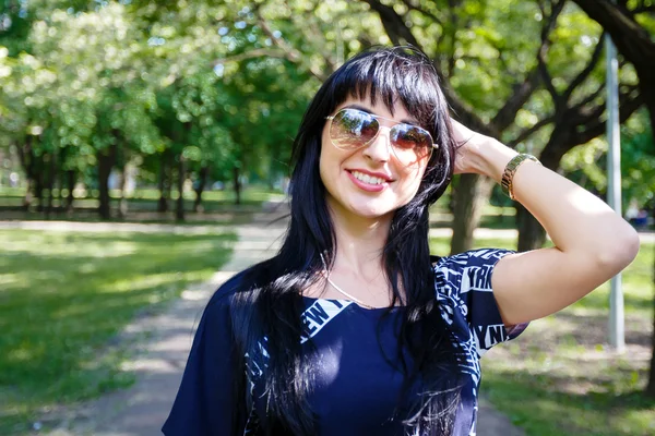 Retrato Hermosa Joven Morena Con Pelo Largo Caminando Por Callejón —  Fotos de Stock