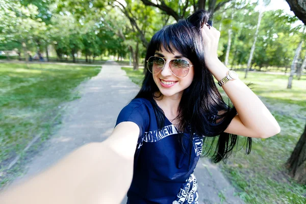 Attraktive brünette Frau macht Selfie-Fotos vor der Kamera — Stockfoto
