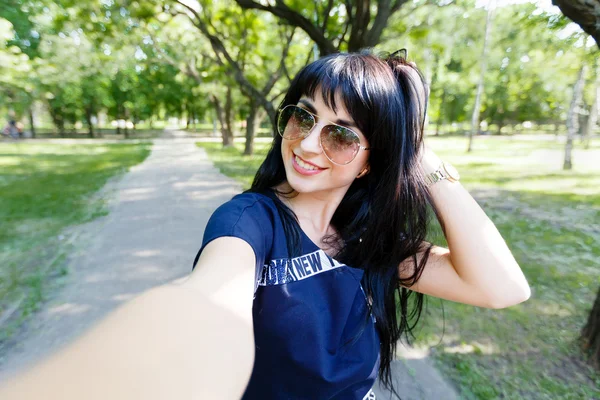Schöne brünette Frau macht Selfie-Fotos vor der Kamera — Stockfoto