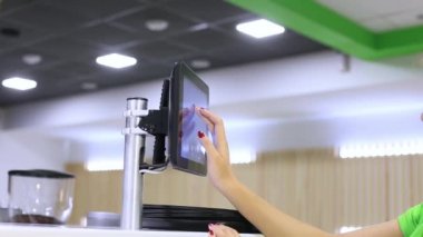 bir tablet kafede çalışan eller. Rapor yapım Yöneticisi