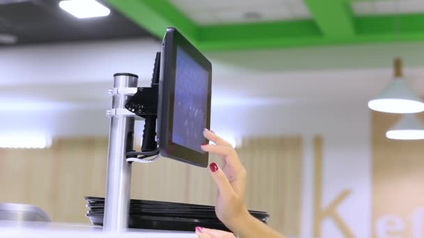 Frauenhände arbeiten im Café mit einem Tablet. Manager macht Bericht — Stockvideo