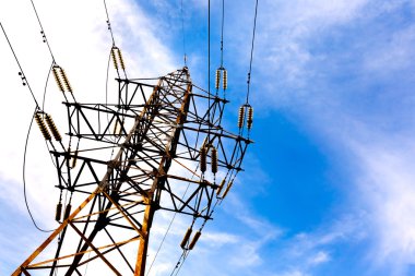 Elektrik yüksek gerilim kule mavi gökyüzü arka plan üzerinde