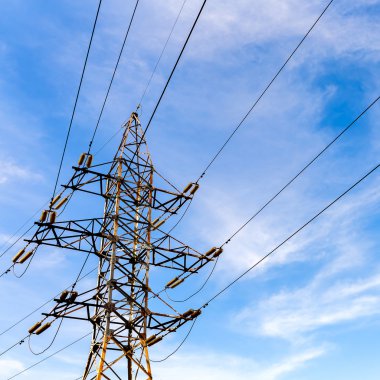 Elektrik yüksek gerilim kule mavi gökyüzü arka plan üzerinde