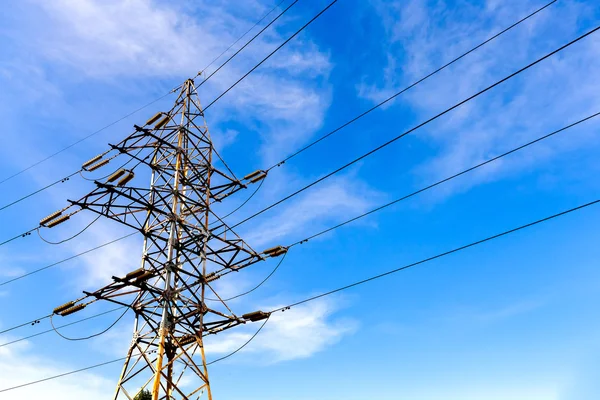 Elektrik yüksek gerilim kule mavi gökyüzü arka plan üzerinde