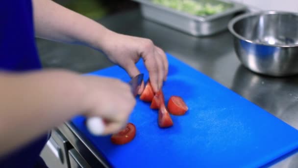 Chef cuts the tomato in the kitchen of the restaurant — Stock Video