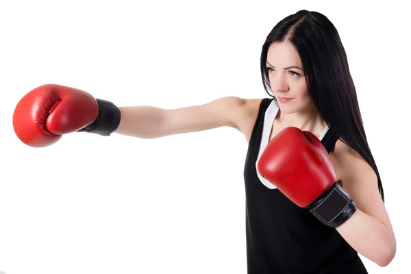 Joven hermosa chica en guantes de boxeo rojo está entrenando una patada —  Fotos de Stock