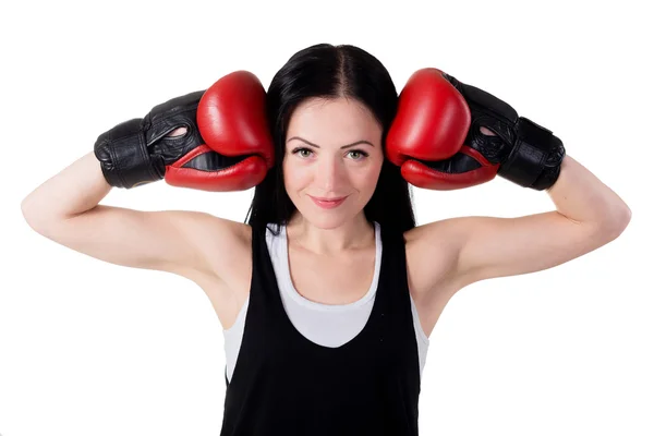 Portret van een lachende jonge brunette meisje met rode bokshandschoenen — Stockfoto