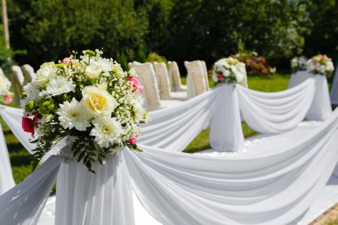 Düğün töreni süslemeleri. Çiçek buketi yakın çekim