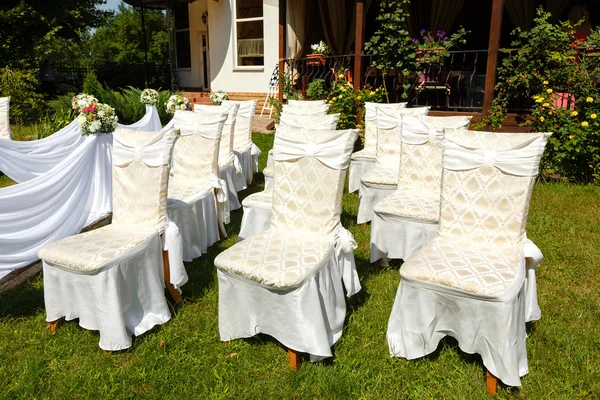 Svatební slavnostní dekorace. Židle zblízka — Stock fotografie