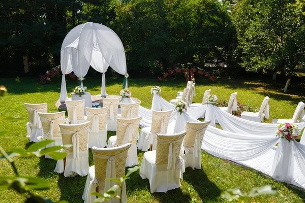 Wedding ceremony decorations in the park at sunny day — Stock Photo, Image