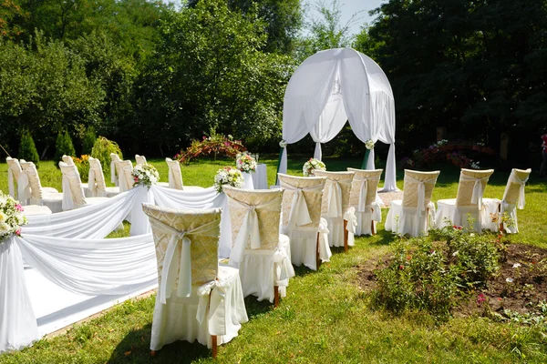 婚礼仪式装饰在公园里，在阳光灿烂的日子 — 图库照片