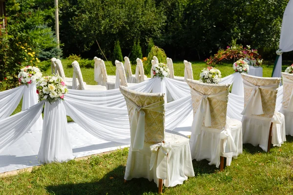 Wedding ceremony decorations in the park at sunny day — Stock Photo, Image