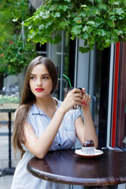 Açık Cafe kahve içme düşünceli güzel kız 