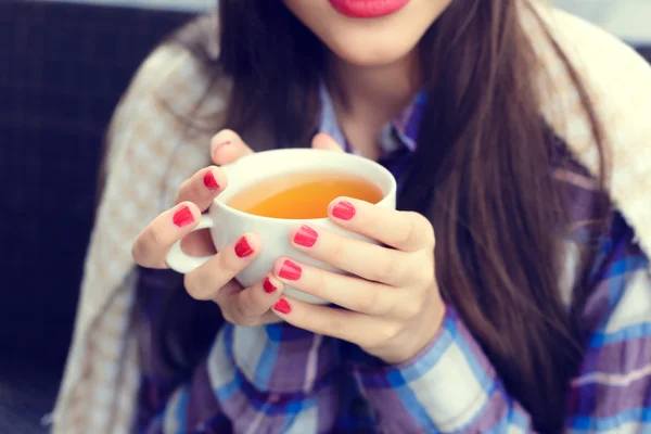 Chica sosteniendo una taza de té de cerca — Foto de Stock