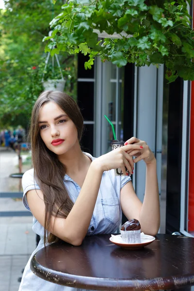 Przemyślane piękna dziewczyna w kawiarni na świeżym powietrzu picia kawy z — Zdjęcie stockowe
