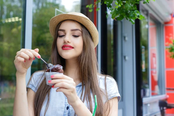 Mujer atractiva joven comiendo pastel en la cafetería al aire libre —  Fotos de Stock