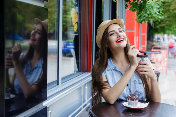在户外咖啡馆喝咖啡与 muf 笑美丽的女孩 — 图库照片