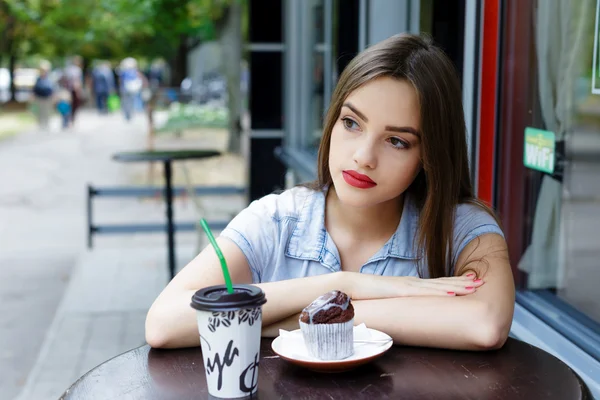 Pensativo hermosa mujer joven en la cafetería al aire libre con café an — Foto de Stock