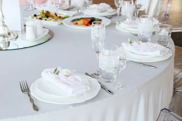 Restaurant table with empty glasses and a plate with a napkin — Stock Photo, Image