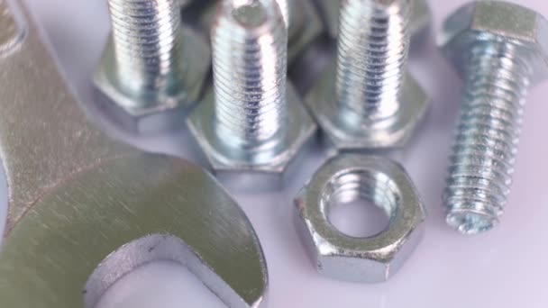 亜鉛めっき金属ネジ レンチとナットの開閉の回転グループ 白い背景に隔離されたステンレス製のボルト — ストック動画