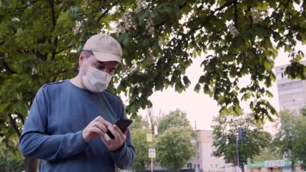 Felnőtt Kaukázusi Éves Férfi Védőmaszkban Alkalmi Ruhában Sétál Város Utcáin — Stock videók