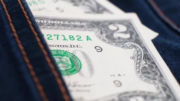 달러와 지폐는 테이블의 청바지 포켓에 현장의 — 비디오