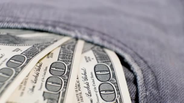 3美国银行钞票100美元 装在一个牛仔裤口袋里 放在旋转桌子上 浅浅的田野深度 业务概念 — 图库视频影像
