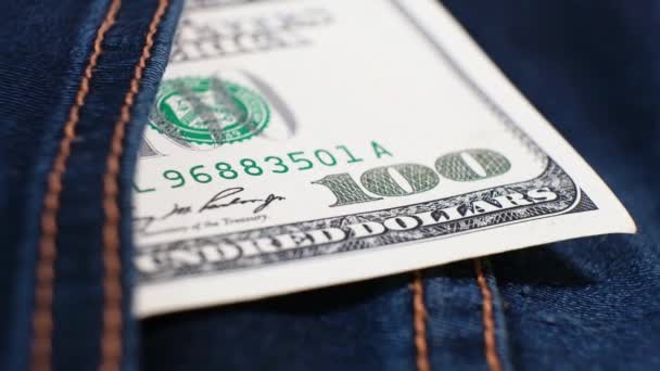 Cento Dollari Americani Banconota Una Tasca Jeans Tavola Rotante Primo — Video Stock