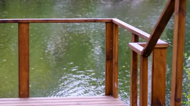 空桥木栏杆的一部分 位于流动的河床上 夏日美丽而平静 没有人 — 图库视频影像