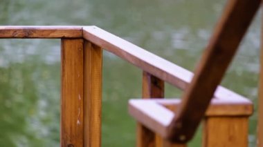 Nehir kenarındaki boş köprünün ahşap korkulukları. Güzel sakin bir yaz gününde huzur. Kimse yok..