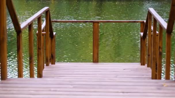 Puente Vacío Madera Con Barandillas Sobre Fondo Fluido Del Río — Vídeo de stock