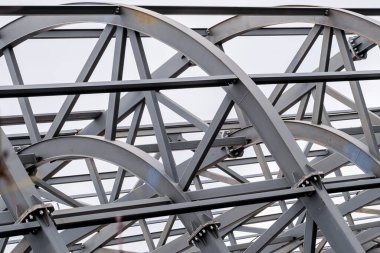 Stadyumun çatısındaki metal, yapıyı destekler. Endüstriyel çelik arka plan. Kimse yok..