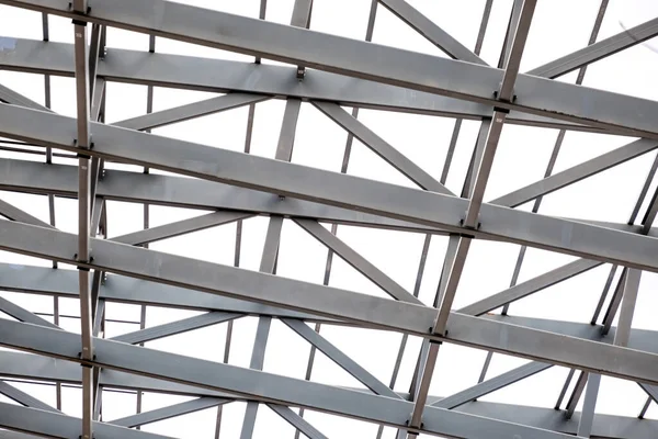 競技場の屋根の金属の行は構造をサポートします 産業用鋼の背景 人はいない — ストック写真