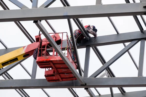 Trabalhador Homem Guindaste Executa Trabalho Alto Soldagem Estruturas Metálicas Uma — Fotografia de Stock