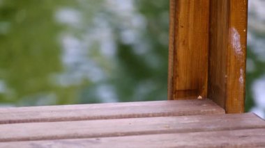 Nehir zemininde akan ahşap bir köprünün parçası. Sakin sakin bir yaz gününde sükunet.