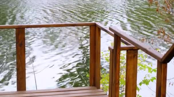 在流淌的河床上的空码头木栏杆的一部分 夏日美丽而平静 没有人 — 图库视频影像