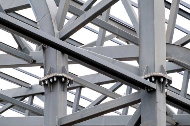 Stadyumun çatısındaki metal, yapıyı destekler. Endüstriyel çelik arka plan. Kimse yok..