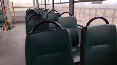Sürücü tramvayında bir sürü boş yeşil koltuk. Toplu taşıma, insan yok, karantina.