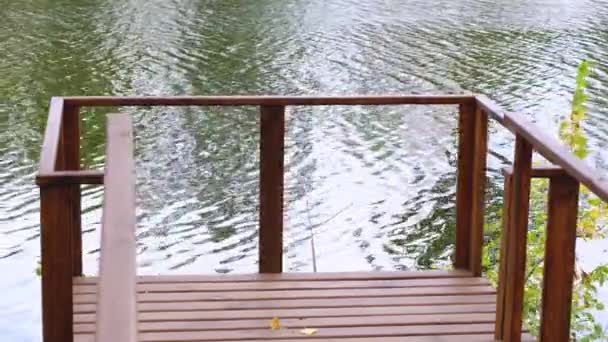在流淌的河床上的空码头木栏杆的一部分 夏日美丽而平静 没有人 — 图库视频影像
