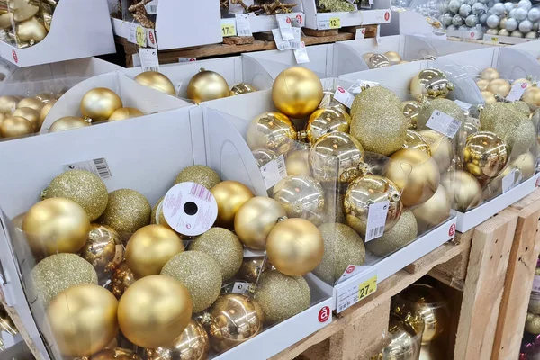 Kerst Decoraties Goudkleurige Ballen Verkoopt Een Markt Showcase Feestelijk Winkelen — Stockfoto