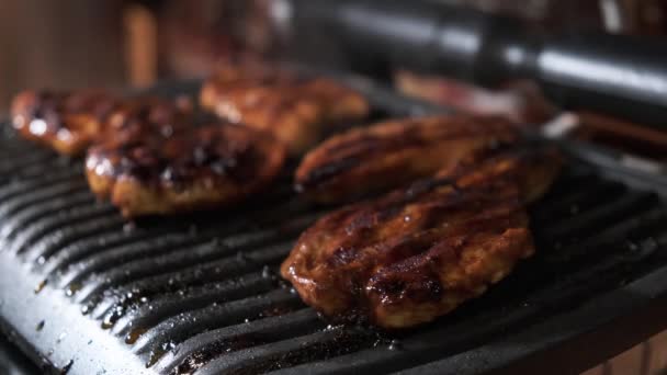 Délicieux Steaks Viande Juteux Grillés Sur Gril Électrique Grille Poulet — Video