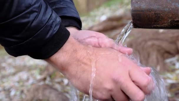 Manlig Vandrare Tvätta Händerna Med Källvatten Som Rinner Från Ett — Stockvideo