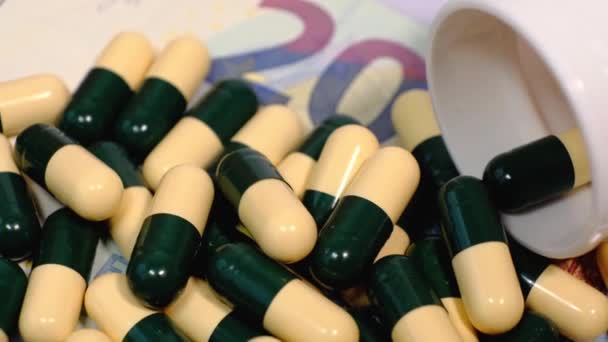 Eurobankjegy Sok Orvosi Tabletta Sárga Zöld Kapszulában Egy Forgó Asztalon — Stock videók