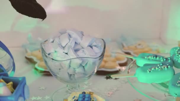 Ανδρικό Χέρι Κλείσιμο Διαφανές Γυάλινο Βάζο Μπλε Γλυκό Marshmallows Εορταστική — Αρχείο Βίντεο