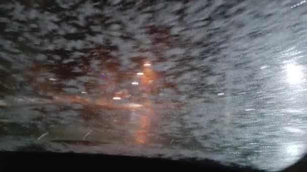 Widok Przodu Przedniej Szyby Samochodu Śnieżycy Pusta Nocna Droga Mokry — Wideo stockowe